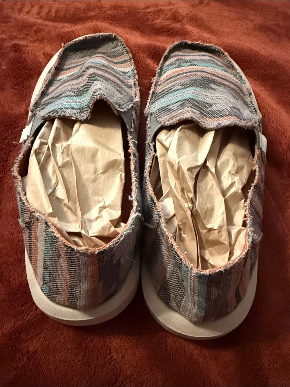 Sanuk de Mujer  Striped Slip-On Canvas Shoes in Gray & Teal